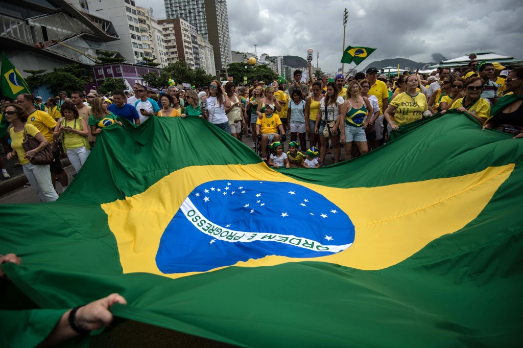 People gather at Copacabana beach in Rio de Janeiro to protest against Dilma Rousseff government on March 13, 2016. Protesters, many draped in the Brazilian national flag, poured into the streets of Brasilia and Rio de Janeiro on Sunday at the start of mass demonstrations seeking to bring down President Dilma Rousseff AFP PHOTO / CHRISTOPHE SIMON / AFP / CHRISTOPHE SIMON