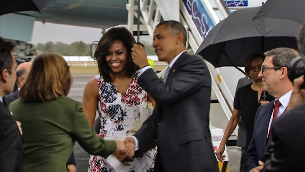 Video grab from Cuban TV of US President Barack Obama (C) next to First Lady Michelle Obama as they are greeted by the Director General of the U.S. division at Cubas Foreign Ministry Josefina Vidal (L) upon their arrival at Jose Marti international airport in Havana on March 20, 2016, on a historic three-day visit to the communist-ruled island.  Barack Obama on Sunday became the first US president in 88 years to visit Cuba, touching down in Havana for a landmark trip aimed at ending decades of Cold War animosity. AFP PHOTO / CUBAN TV / AFP / CUBAN TV / --