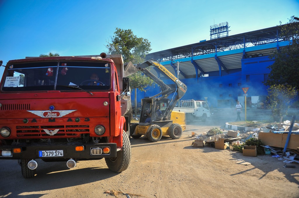 Workers take part in repair works of the Latinoamericano stadium in Havana, on March 13, 2016. Cubans look forward to the baseball game between the US Tampa Bay Rays team and the Cuban team, which will take place on March 22, with the presence of US President Barack Obama.     AFP PHOTO/ YAMIL LAGE / AFP / YAMIL LAGE