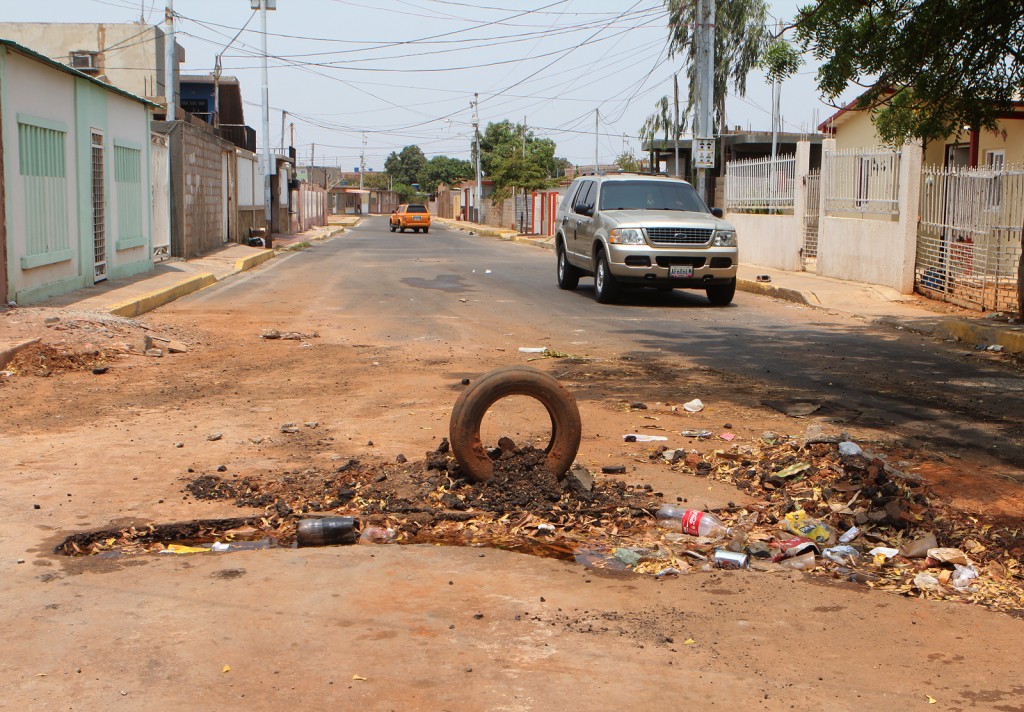 HM CALLE 85 CON 63D SECTOR LOMAS DEL VALLE EN CUMBRES DE MARACAIBO-DESDE LA CALLE (FOTO.HUMBERTO MATHEUS)1