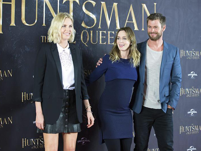La actriz sudafricana pasa de un personaje muy duro, el de Furiosa en 'Mad Max: Fury Road', al de la malvada reina Ravenna que interpreta por segunda vez en la cinta, donde la acompañan Emily Blunt y Chris Hemsworth.