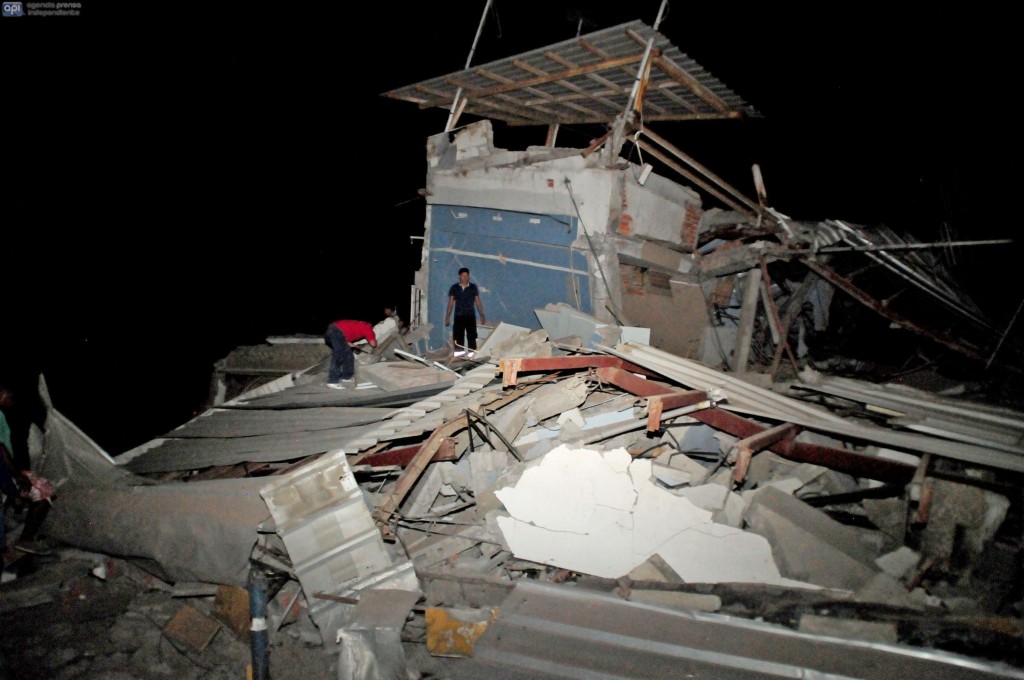 Residents survey destroyed housing following an earthquake, April 16, 2016 in Guayaquil, Ecuador.  At least 28 people were killed by a strong 7.8-magnitude earthquake that struck northwestern Ecuador, the country's Vice President Jorge Glas said. A tate of emergency had been declared nationwide.  / AFP PHOTO / Ariel Ochoa
