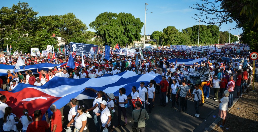 Cubans march during the May Day parade at Revolution Square in Havana, on May 1, 2016. / AFP PHOTO / JORGE BELTRAN