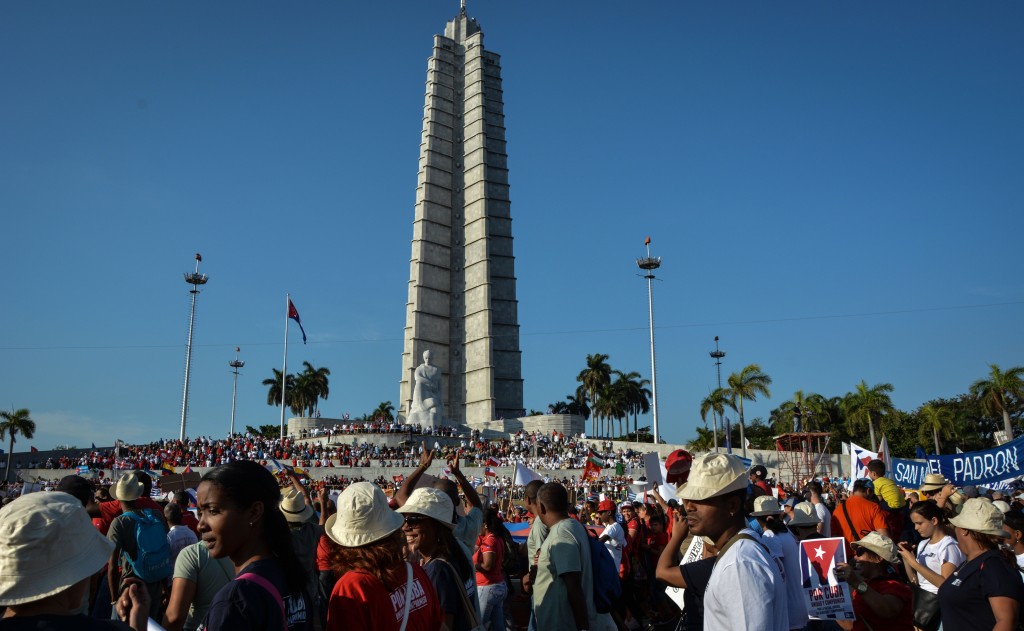 Cubans march during the May Day parade at Revolution Square in Havana, on May 1, 2016. / AFP PHOTO / JORGE BELTRAN