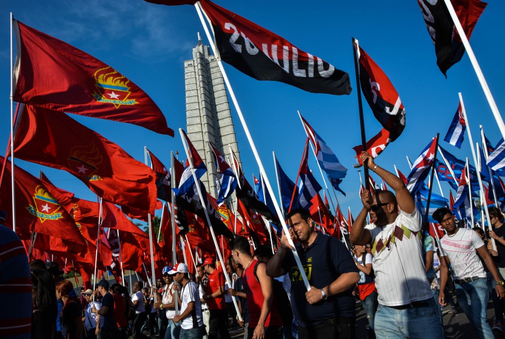 Cubans march during the May Day parade at Revolution Square in Havana, on May 1, 2016. / AFP PHOTO / JORGE BELTRAN