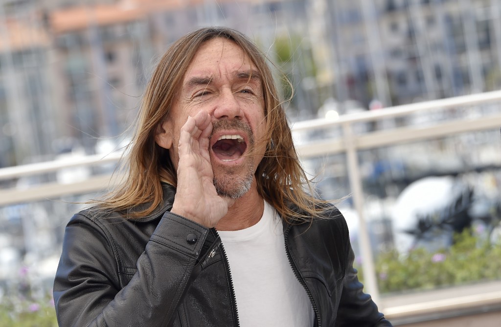 US singer Iggy Pop poses on May 19, 2016 during a photocall for the film "Gimme Danger" at the 69th Cannes Film Festival in Cannes, southern France. / AFP PHOTO / LOIC VENANCE