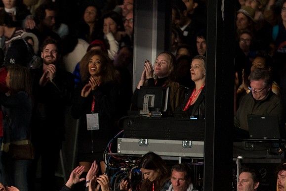 Adele en el concierto, donde pasó totalmente desapercibida situada junto a los técnicos de sonido.