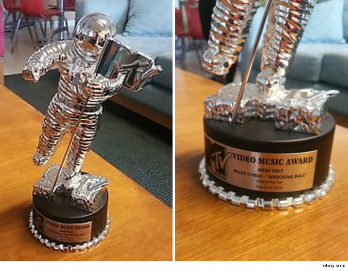 mileycyrus-mtv-vma-moonman