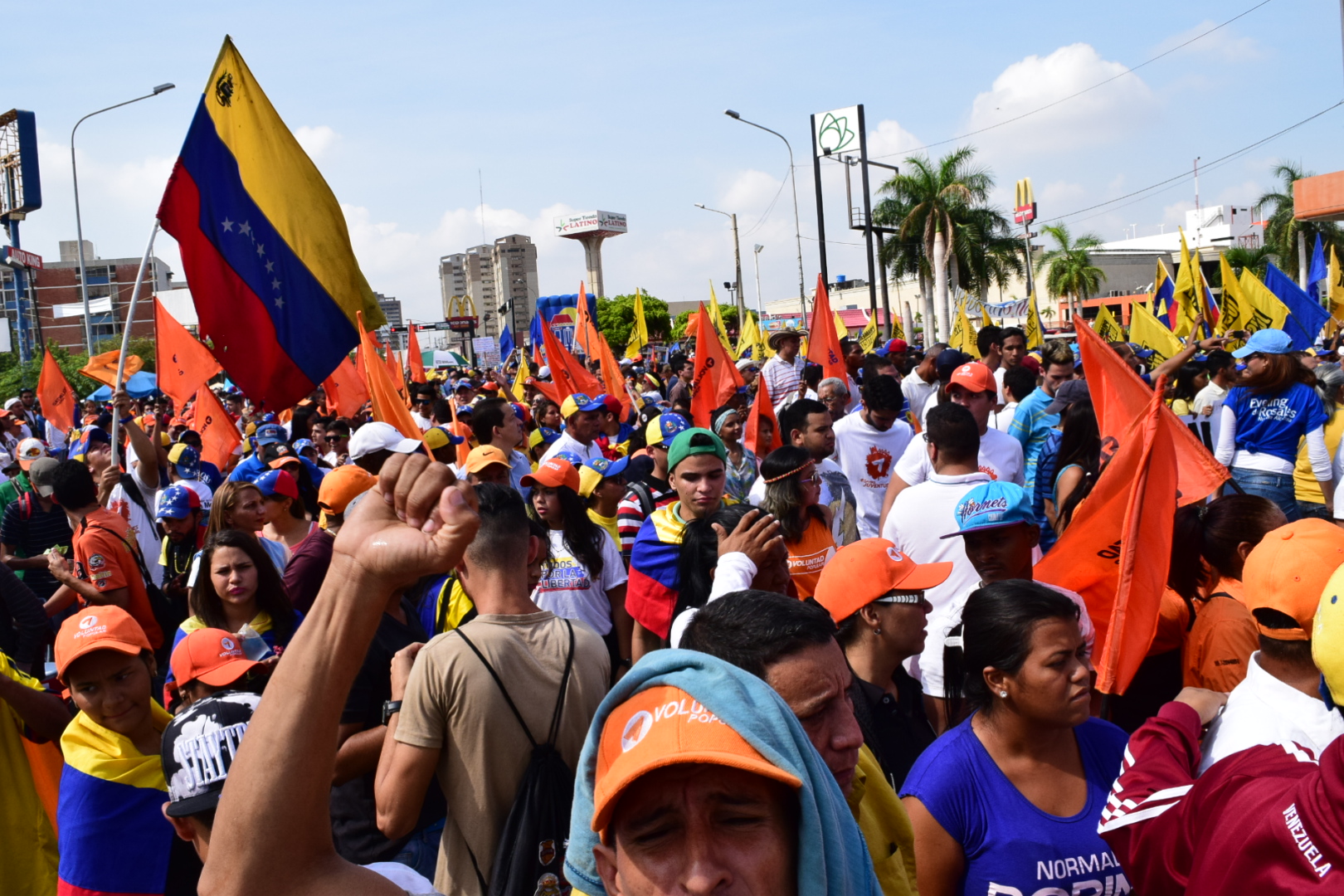 ZULIANOS MARCHAN AL CNE (9)