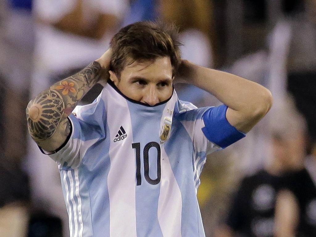 Argentina midfielder Lionel Messi (10) reacts as he waits for Chile midfielder Francisco Silva to kick what proved to be the deciding point as Chile beat Argentina in penalty kicks 4-2 at the Copa America Centenario USA 2016 Finals at MetLife Stadium in East Rutherford, New Jersey on June 26, 2016. PUBLICATIONxINxGERxSUIxAUTxHUNxONLY NYP20160626213 RAYxSTUBBLEBINE Argentina Midfield Lionel Messi 10 reacts AS He Waits for Chile Midfield Francisco Silva to Kick What proved to Be The Deciding Point AS Chile Beat Argentina in Penalty Kicks 4 2 AT The Copa America Centenario USA 2016 Finals AT MetLife Stage in East Rutherford New Jersey ON June 26 2016 PUBLICATIONxINxGERxSUIxAUTxHUNxONLY  RAYxSTUBBLEBINE