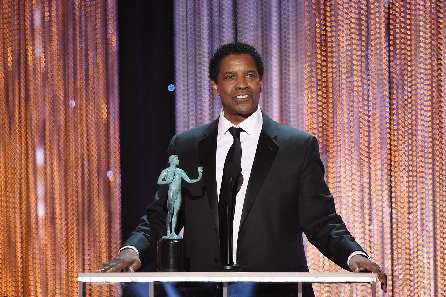 Actor Denzel Washington accepts Outstanding Performance by a Male Actor in a Leading Role for 'Fences' onstage during the 23rd Annual Screen Actors Guild Awards show at The Shrine Auditorium on January 29, 2017 in Los Angeles, California. / AFP PHOTO / Robyn BECK