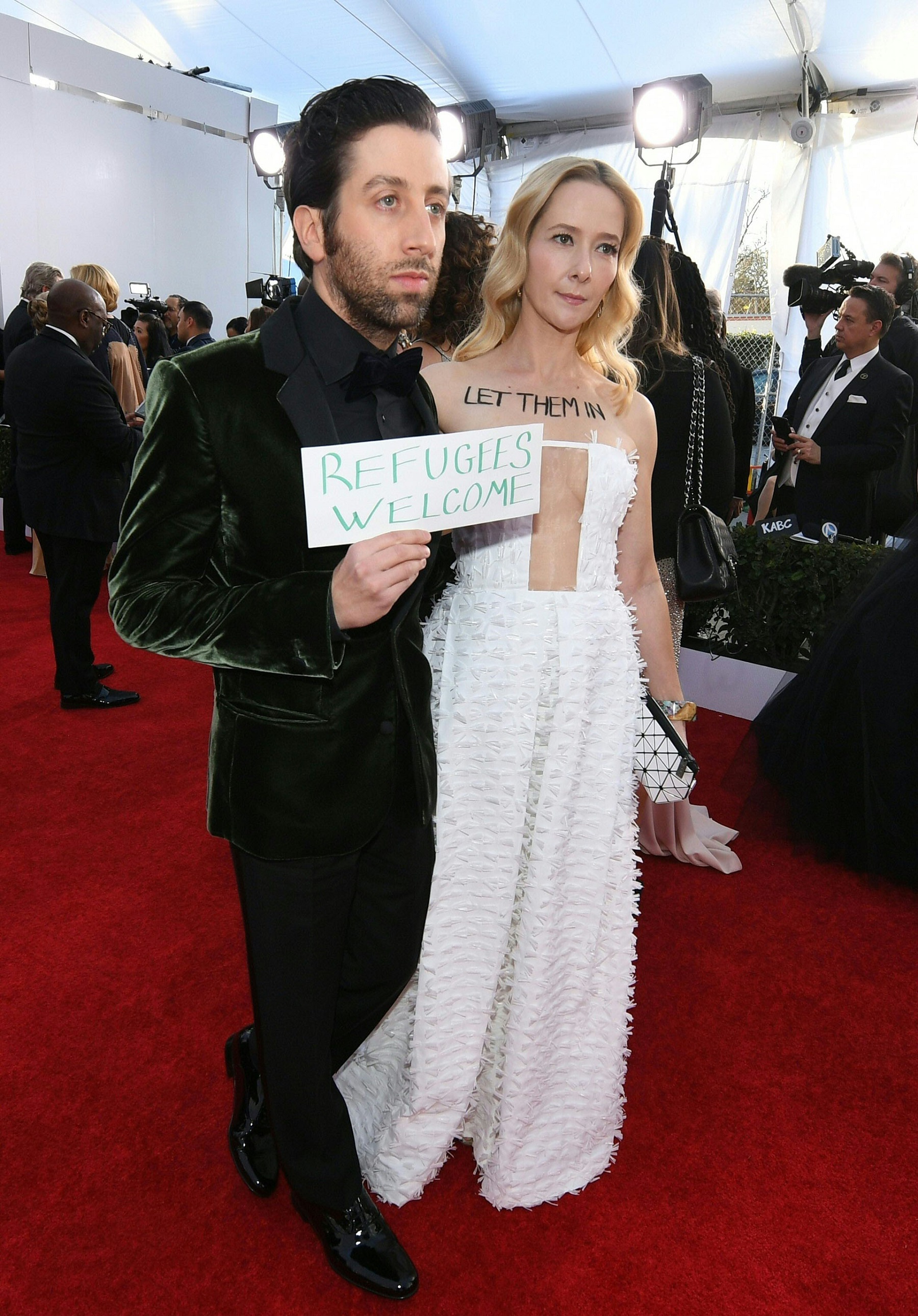 Simon Helberg (L) and Jocelyn Towne arrive at the 23rd Annual Screen Actors Guild Awards at The Shrine Auditorium on January 29, 2017 in Los Angeles, California. / AFP PHOTO / Mark RALSTON