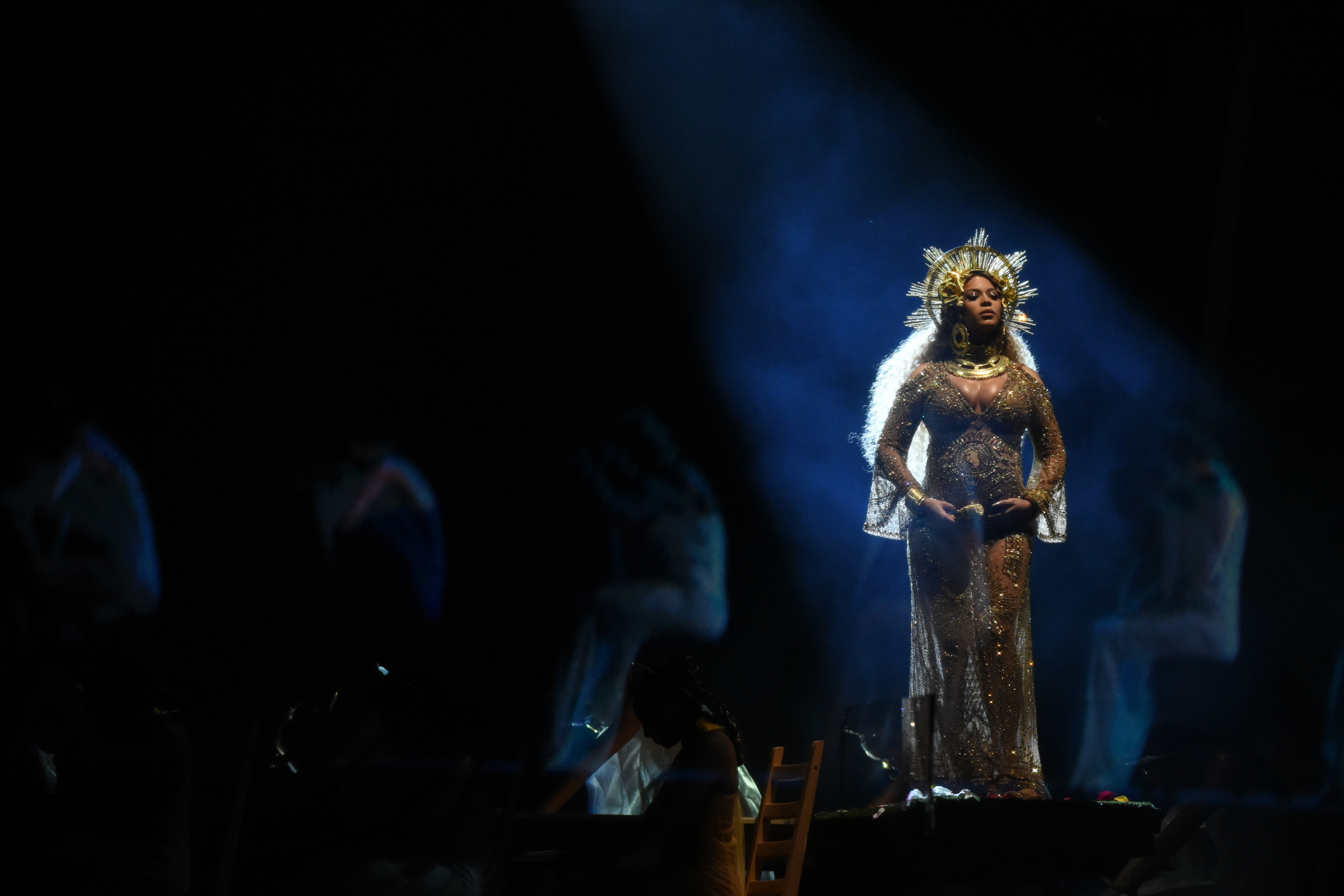 Beyonce performs as she is pregnant with twins during the 59th Annual Grammy music Awards on February 12, 2017, in Los Angeles, California. / AFP PHOTO / VALERIE MACON