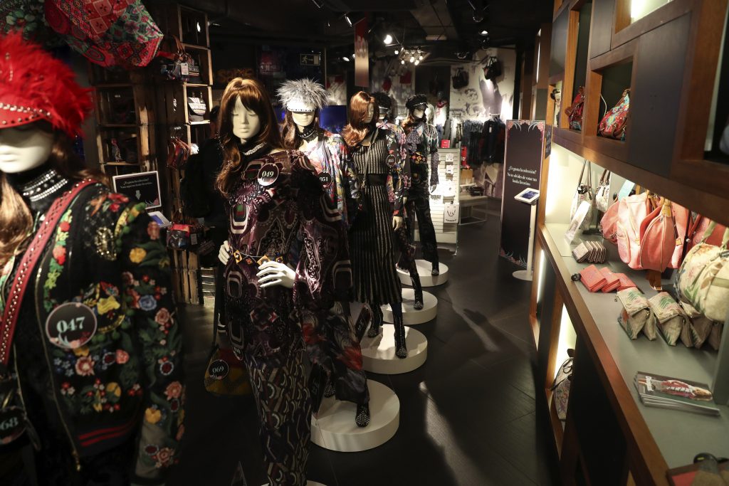 GRA178. Madrid. 16/02/2017,- Tienda de Desigual en la plaza de Callao de la capital donde se exhibe la colección otoño-invierno 2017-2018 de la firma y que abre las puertas de la Mercedes-Benz Fashion Week de Madrid. EFE/JJ Guillén