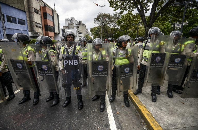 Venezuelan police in riot gear form a line during an opposers' protest in front of the attorney general's office in Caracas on March 31, 2017. Venezuela's attorney general Luisa Ortega surprisingly broke ranks with President Nicolas Maduro on Friday, condemning recent Supreme Court rulings that consolidated the socialist president's power as a "rupture of constitutional order." / AFP PHOTO / JUAN BARRETO