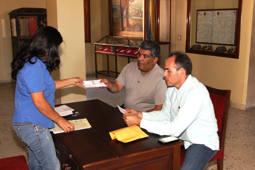16-03-2017-em-entrega-de-ayudas-sociales-11