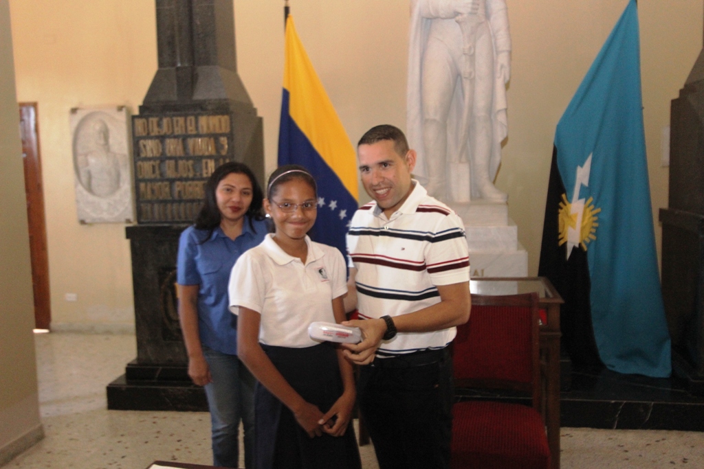 16-03-2017-em-entrega-de-ayudas-sociales-15