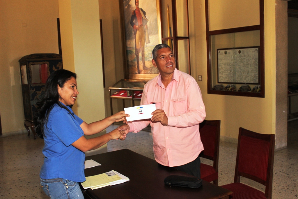 16-03-2017-em-entrega-de-ayudas-sociales-3