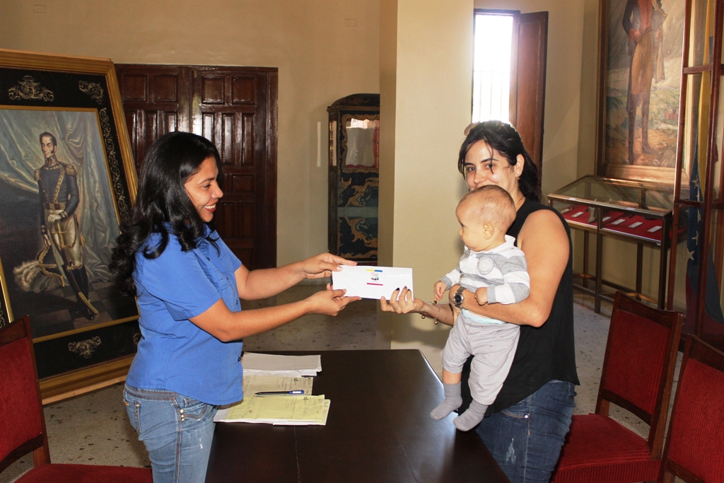 16-03-2017-em-entrega-de-ayudas-sociales-9