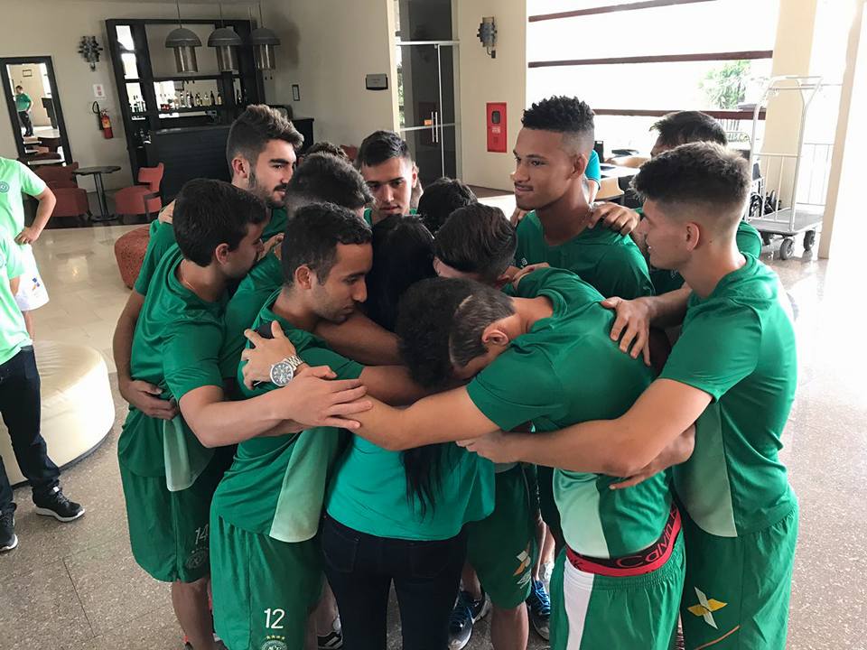 azafata-chapecoense-reunion-version-final
