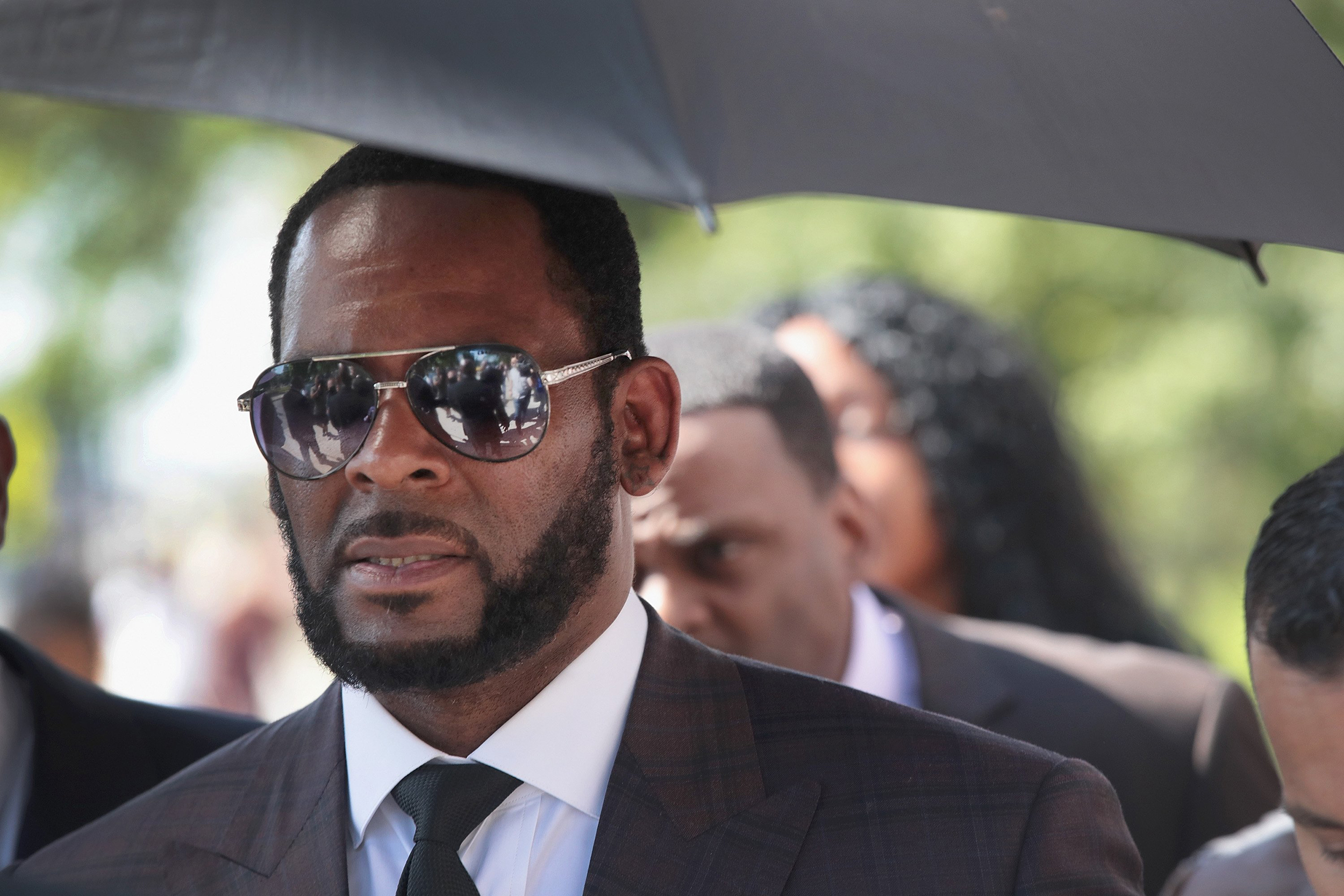 R. Kelly es detenido por pornografía infantil - Diario Versión Final