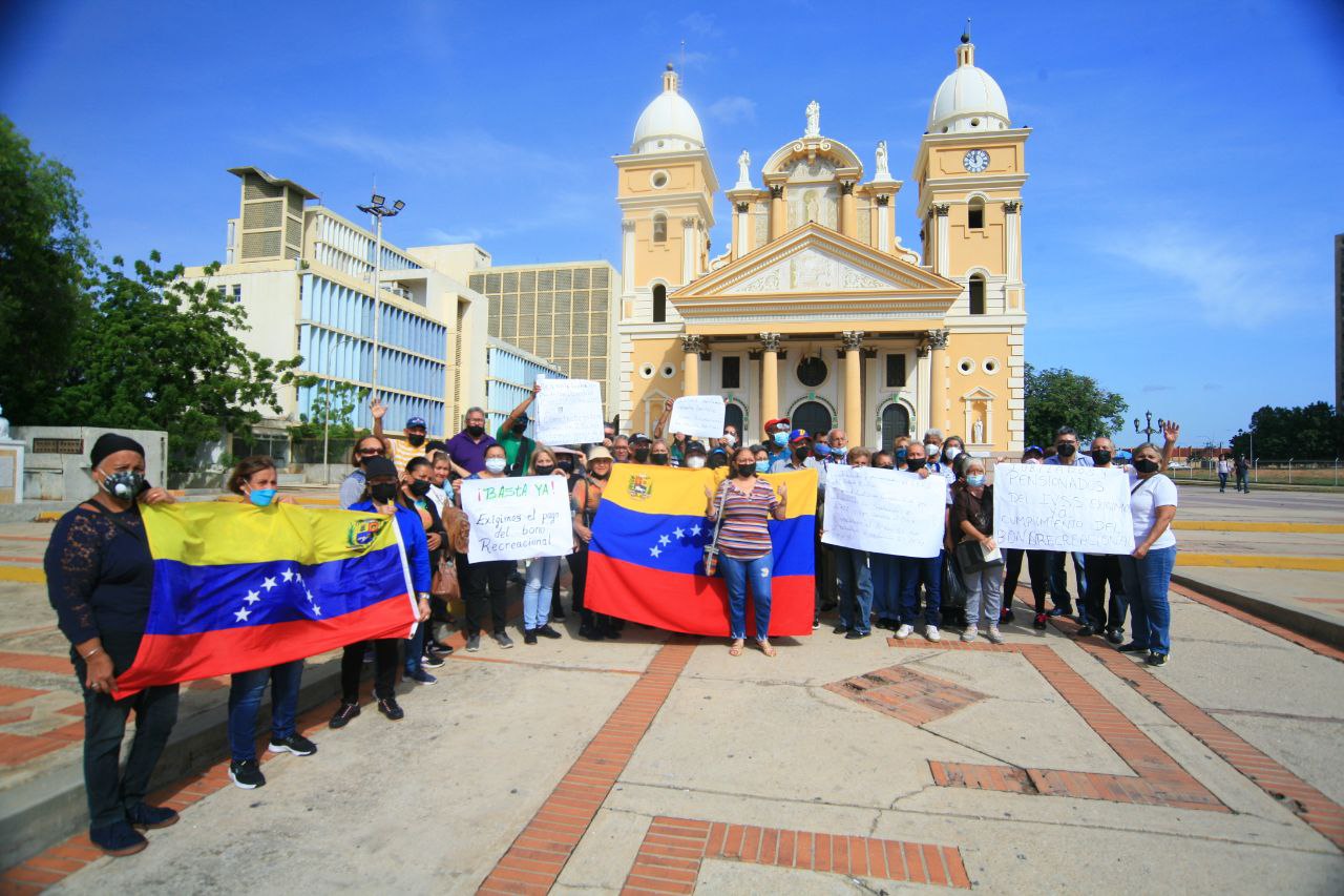 Jubilados y pensionados del IVSS protestan en Maracaibo [+Fotos ...