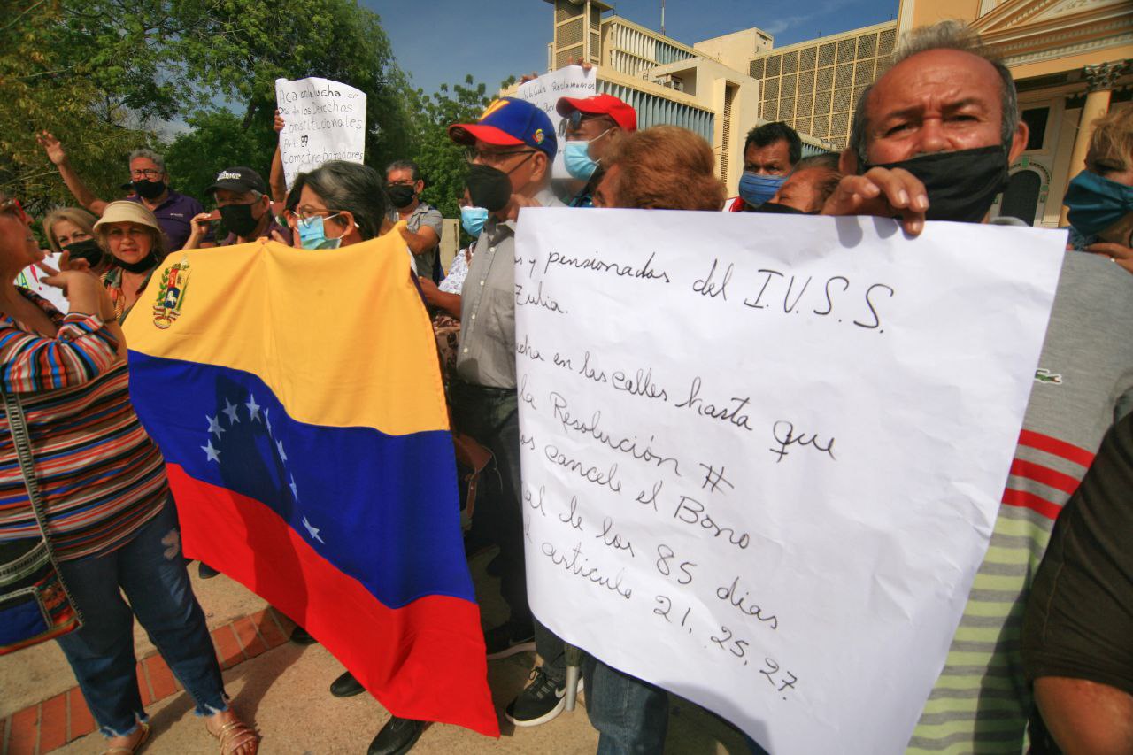 Jubilados y pensionados del IVSS protestan en Maracaibo [+Fotos ...