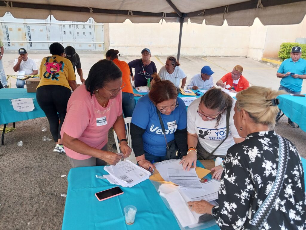 Comienzan a cerrar los puntos de votación para las primarias opositoras ...