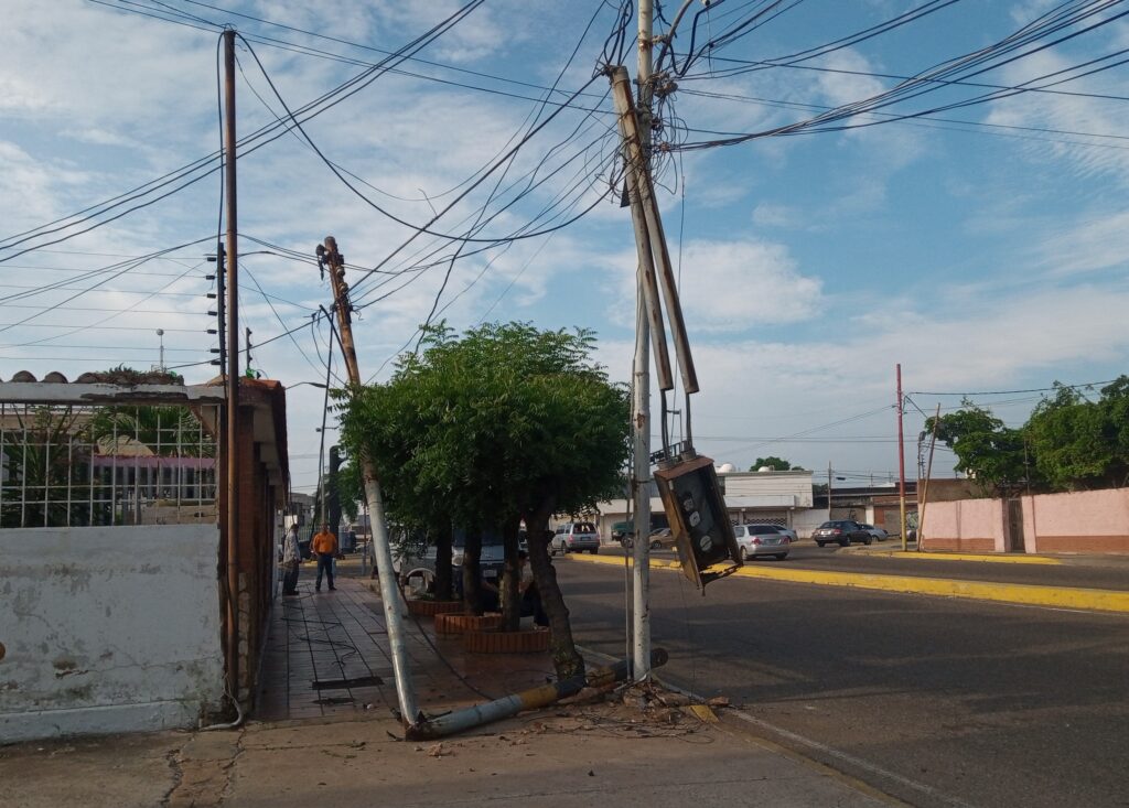 Camioneta impacta contra postes eléctricos y deja sin luz a vecinos de ...