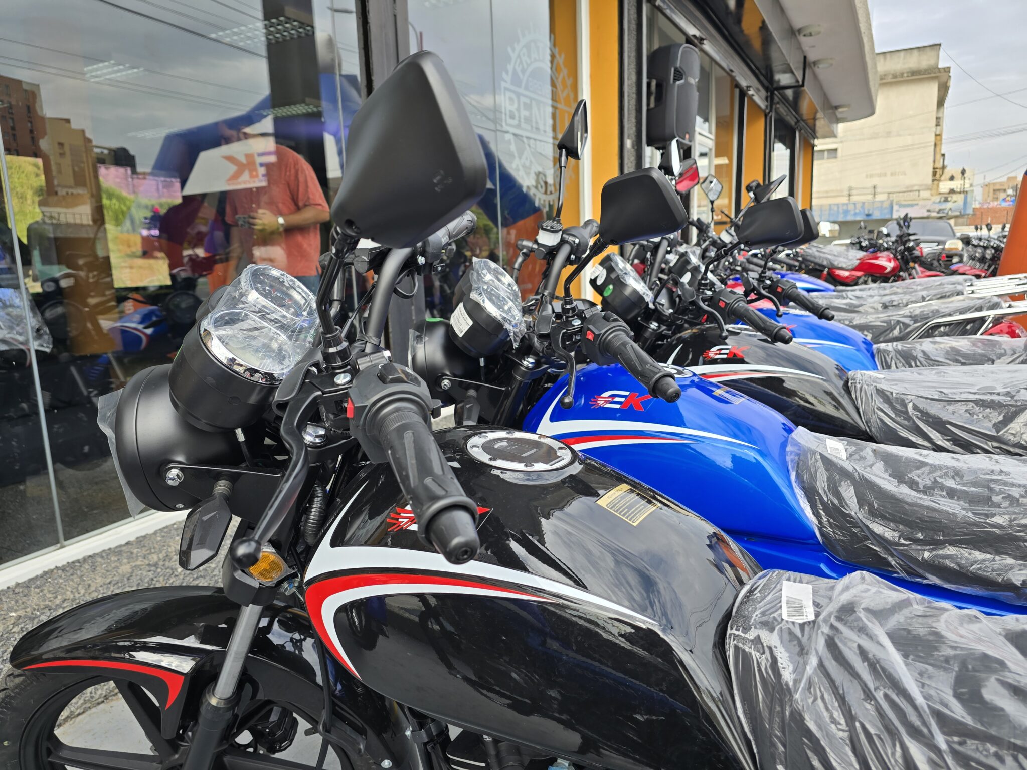 Empire Keeway presenta en Maracaibo la Superlight 200S, la moto que te ...
